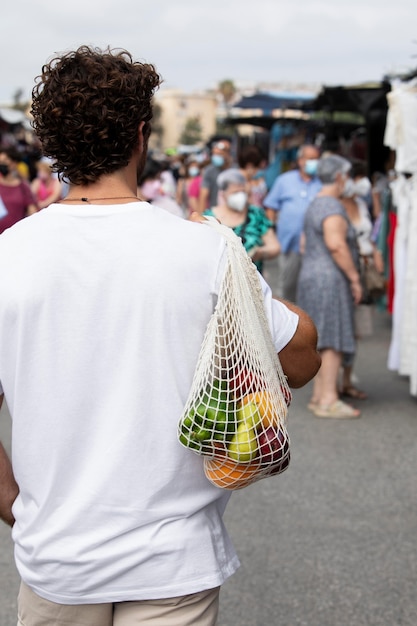 Foto grátis close-up em jovem no mercado de alimentos