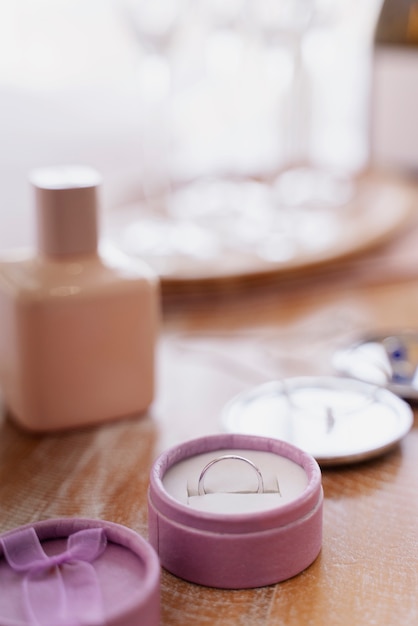 Close-up em produtos de maquiagem de beleza perto da aliança de casamento