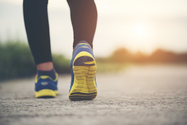 Close-up em tênis de corrida Fitness mulheres treinamento e jogging