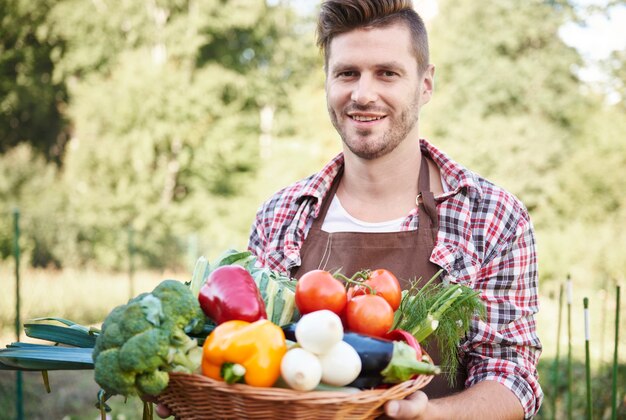Close-up em um homem com uma cesta cheia de vegetais