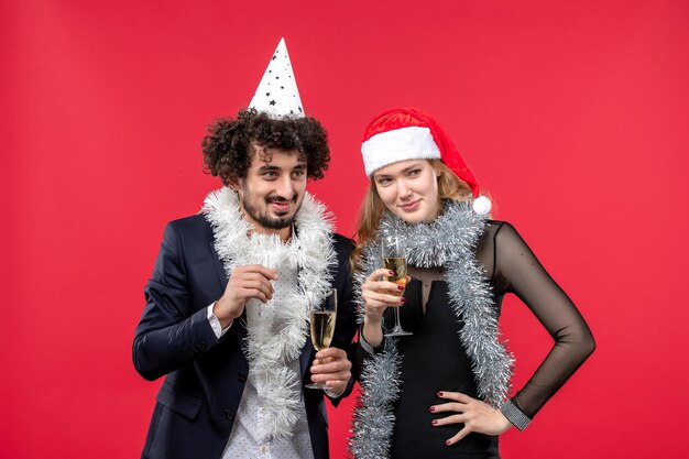 Close-up em um lindo casal jovem usando chapéu de Papai Noel isolado