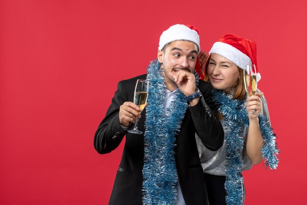 Close-up em um lindo casal jovem usando chapéu de Papai Noel isolado