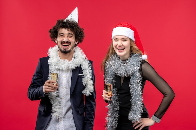 Close-up em um lindo casal jovem usando chapéu de Papai Noel isolado