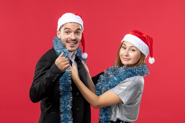 Close-up em um lindo casal jovem usando chapéu de Papai Noel isolado