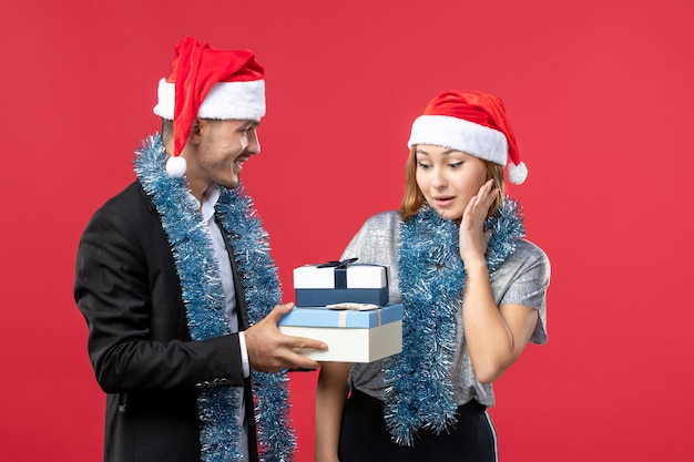 Close-up em um lindo casal jovem usando chapéu de Papai Noel isolado