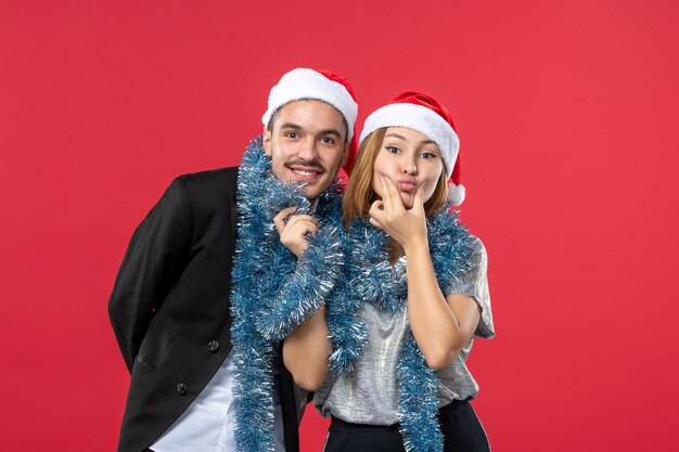 Close-up em um lindo casal jovem usando chapéu de Papai Noel isolado