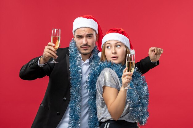 Close-up em um lindo casal jovem usando chapéu de Papai Noel isolado