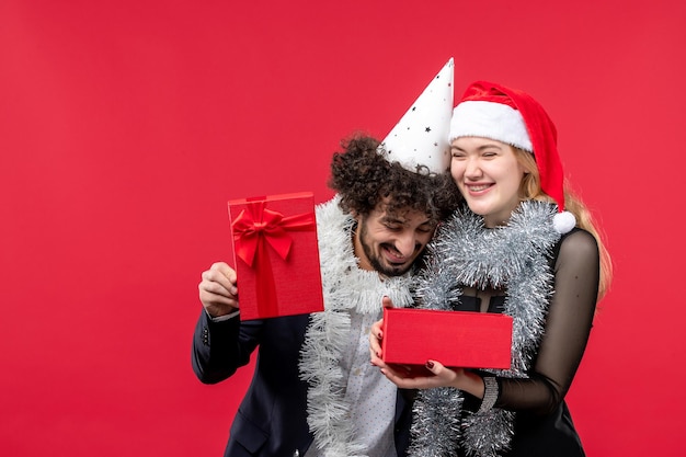 Foto grátis close-up em um lindo casal jovem usando chapéu de papai noel isolado