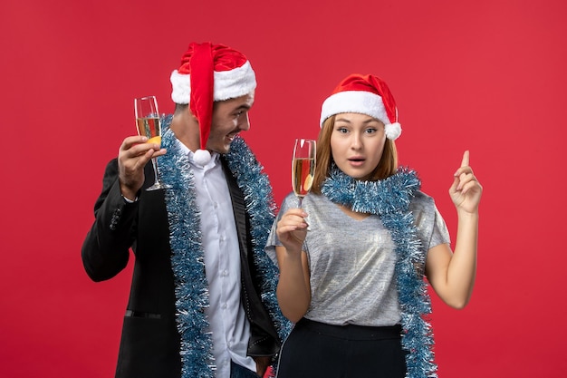 Foto grátis close-up em um lindo casal jovem usando chapéu de papai noel isolado