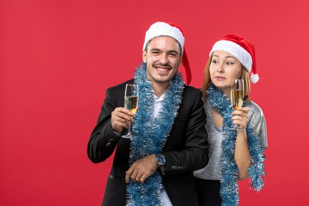 Close-up em um lindo casal jovem usando chapéu de Papai Noel isolado