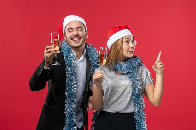 Close-up em um lindo casal jovem usando chapéu de Papai Noel isolado