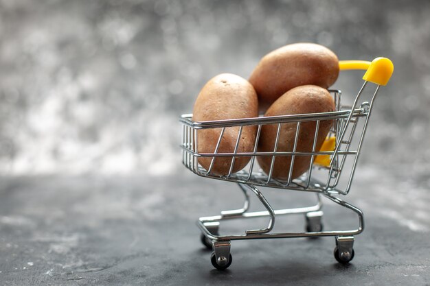 Close-up em um pequeno gráfico de compras dobrável com batatas dentro