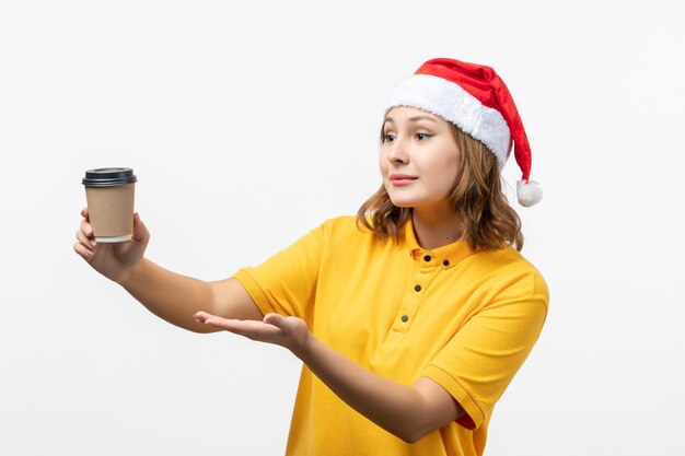 Close-up em uma jovem bonita com chapéu de Natal isolado