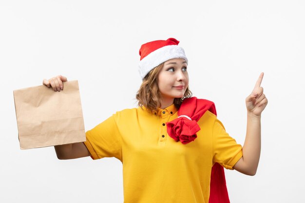 Close-up em uma jovem bonita com chapéu de Natal isolado