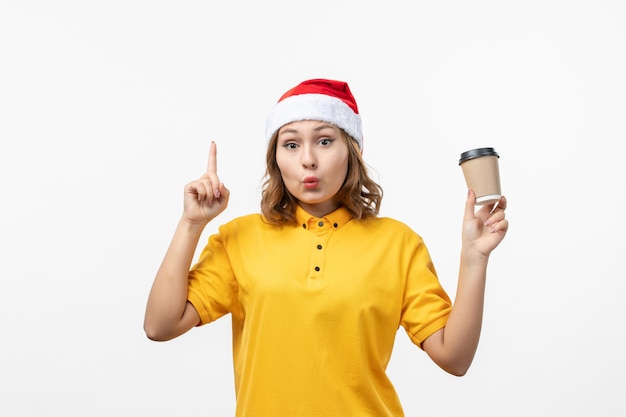 Close-up em uma jovem bonita com chapéu de natal isolado