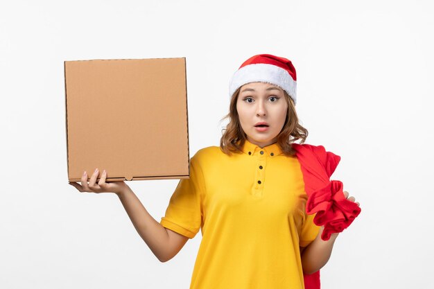 Close-up em uma jovem bonita com chapéu de Natal isolado