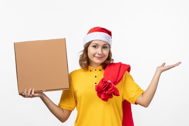 Close-up em uma jovem bonita com chapéu de Natal isolado