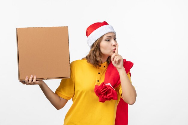 Close-up em uma jovem bonita com chapéu de Natal isolado