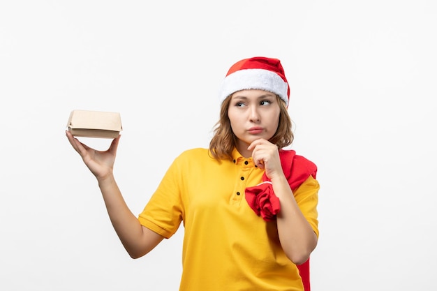 Close-up em uma jovem bonita com chapéu de natal isolado