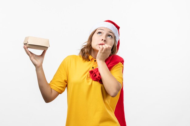 Close-up em uma jovem bonita com chapéu de Natal isolado