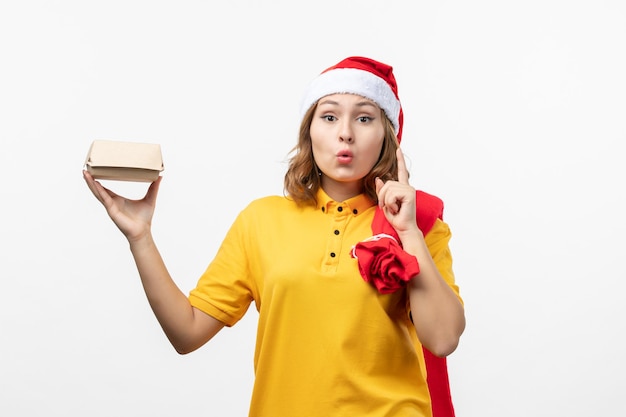 Close-up em uma jovem bonita com chapéu de natal isolado