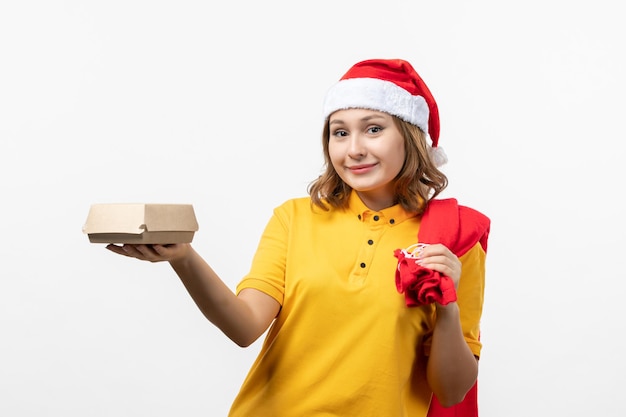 Foto grátis close-up em uma jovem bonita com chapéu de natal isolado