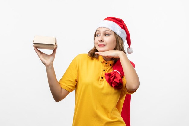 Close-up em uma jovem bonita com chapéu de Natal isolado