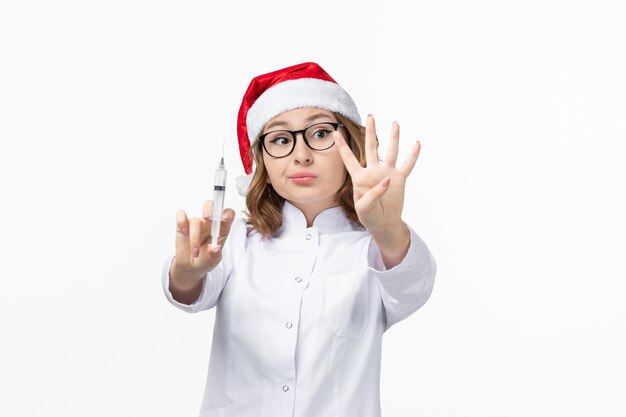 Close-up em uma jovem bonita com chapéu de Natal isolado