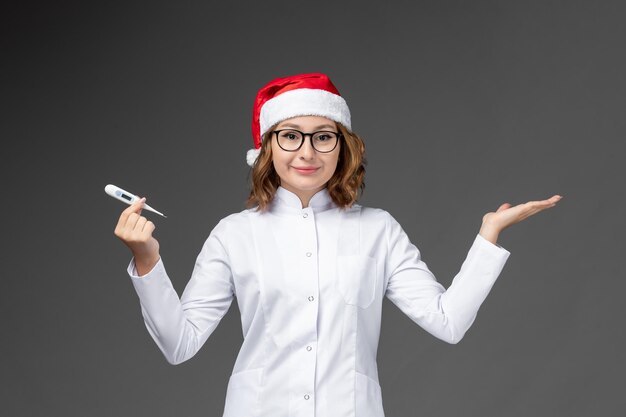 Close-up em uma jovem bonita com chapéu de natal isolado