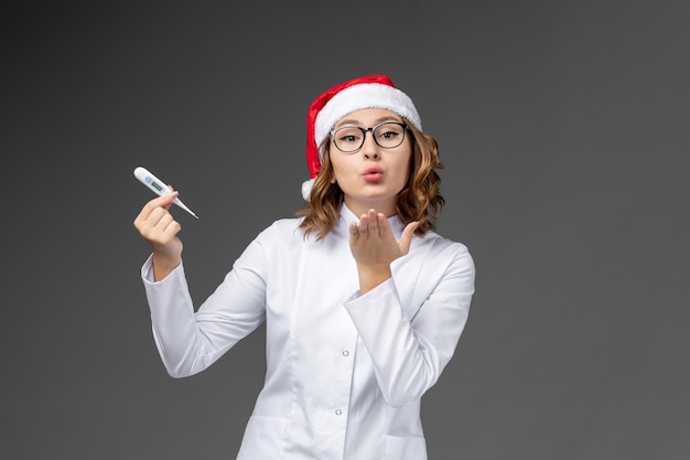 Close-up em uma jovem bonita com chapéu de Natal isolado