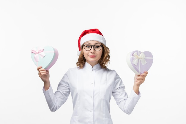 Foto grátis close-up em uma jovem bonita com chapéu de natal isolado