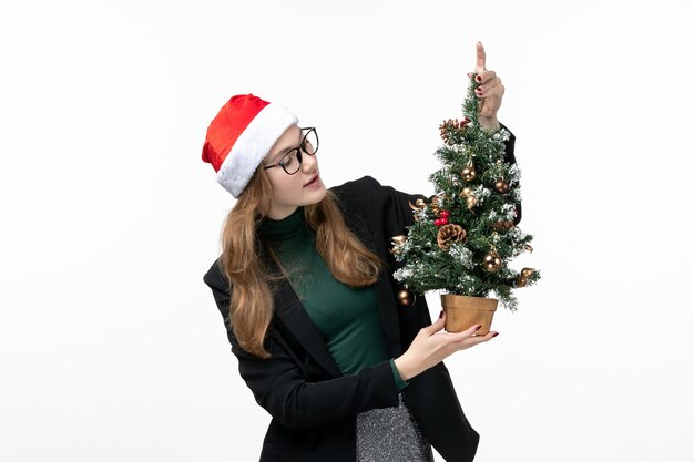 Close-up em uma jovem bonita com chapéu de Natal isolado