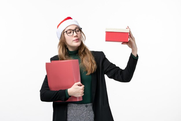 Close-up em uma jovem bonita com chapéu de Natal isolado