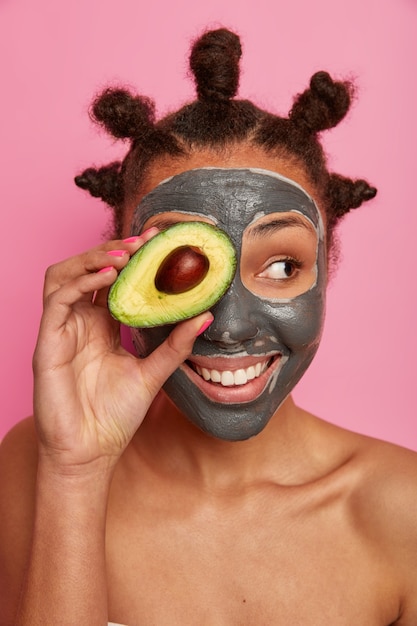 Foto grátis close-up em uma jovem mulher bonita com máscara facial