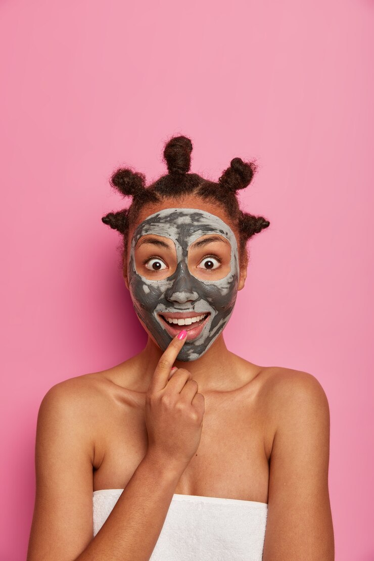 Foto grátis close-up em uma jovem mulher bonita com máscara facial