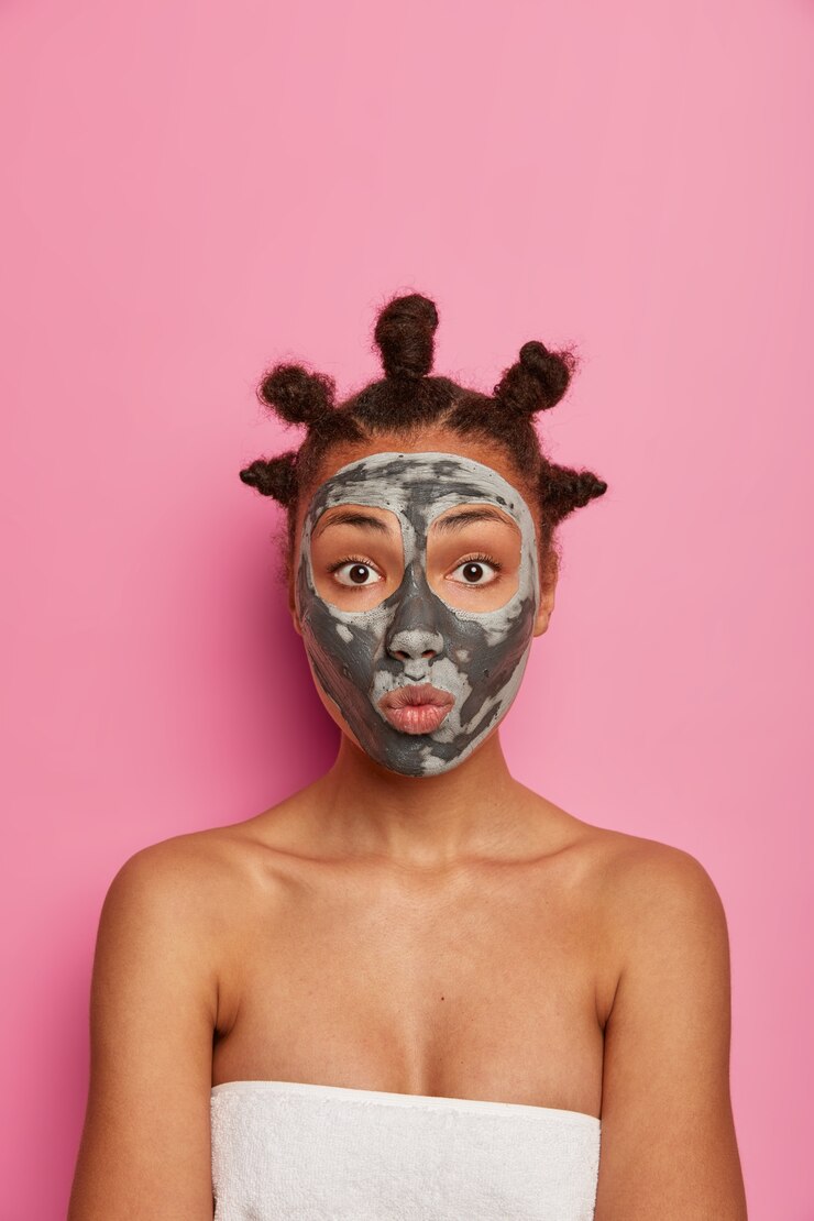 Foto grátis close-up em uma jovem mulher bonita com máscara facial