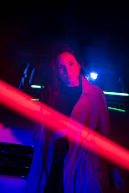 Foto grátis close-up em uma jovem posando em uma luz dramática