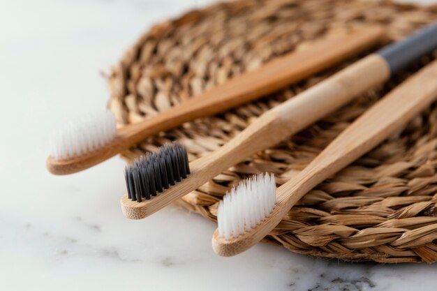 Close-up escovas de dente ecológicas