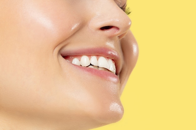 Close-up foto de jovem em estúdio amarelo