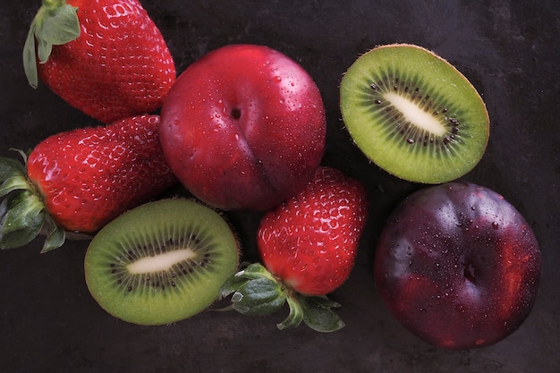 Foto grátis close-up frutas em fundo escuro