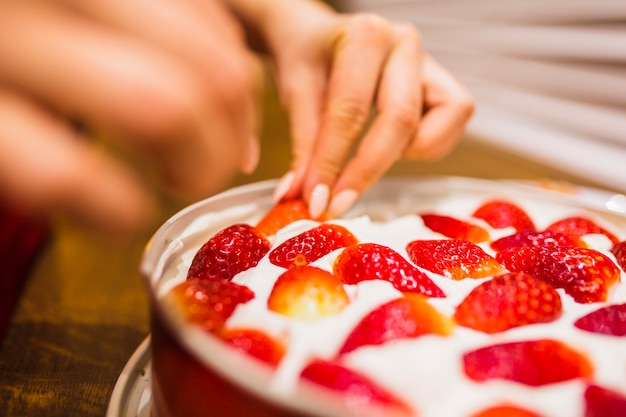 Foto grátis close-up hands decorating cake