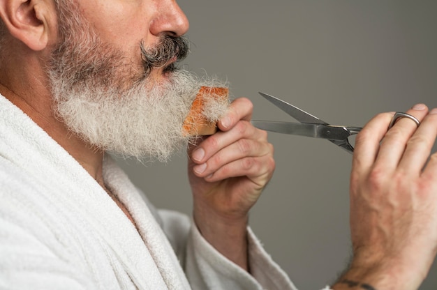 Close-up homem arrumando a barba