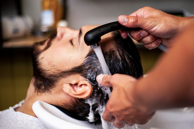 Close-up, homem, obtendo, cabelo, lave