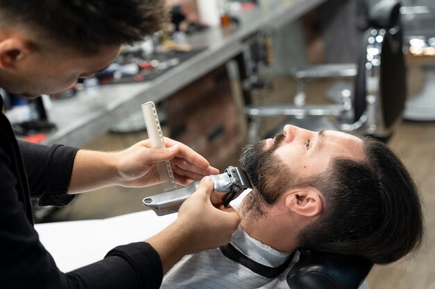 Close-up homem sendo preparado
