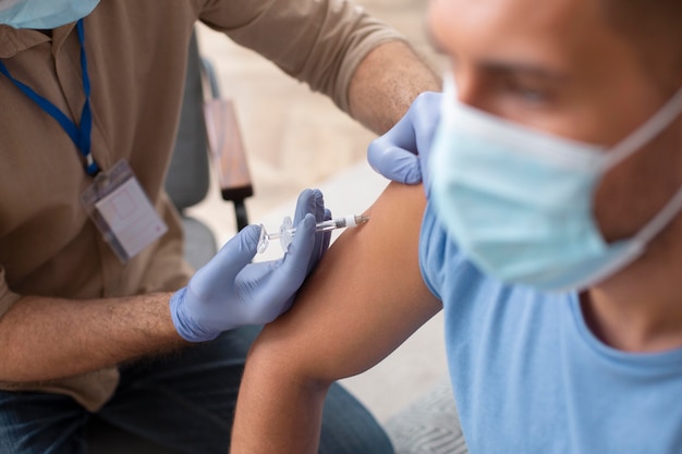 Close-up homem sendo vacinado