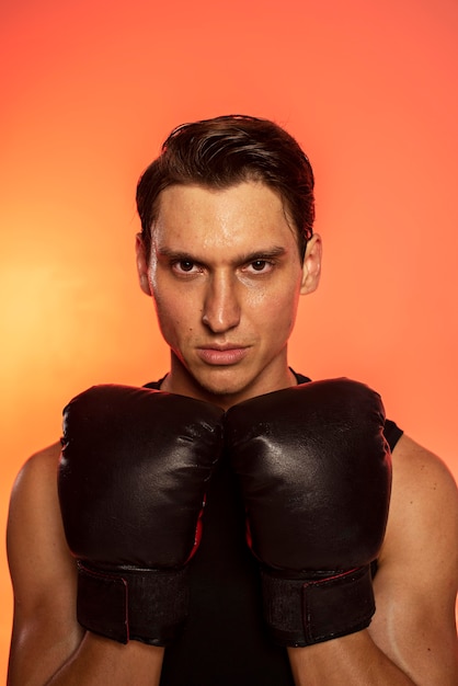 Foto grátis close-up homem usando luvas de boxe