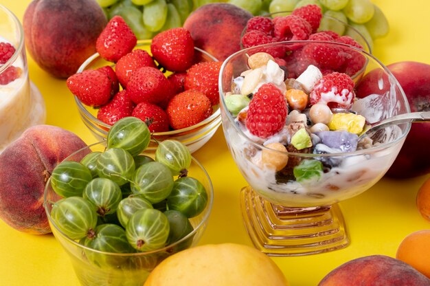 Close-up iogurte musli com arranjo de frutas frescas