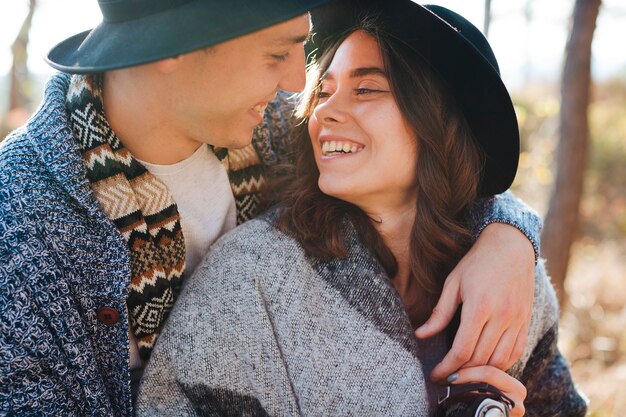 Close-up jovem casal apaixonado