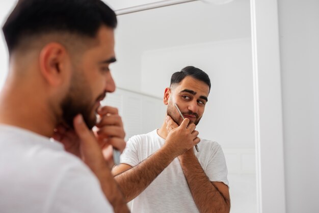 Close-up jovem fazendo a barba