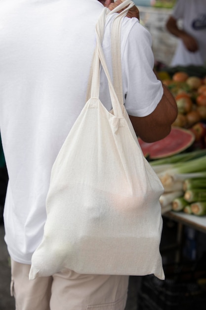 Foto grátis close-up, jovem fazendo uma pausa após as compras